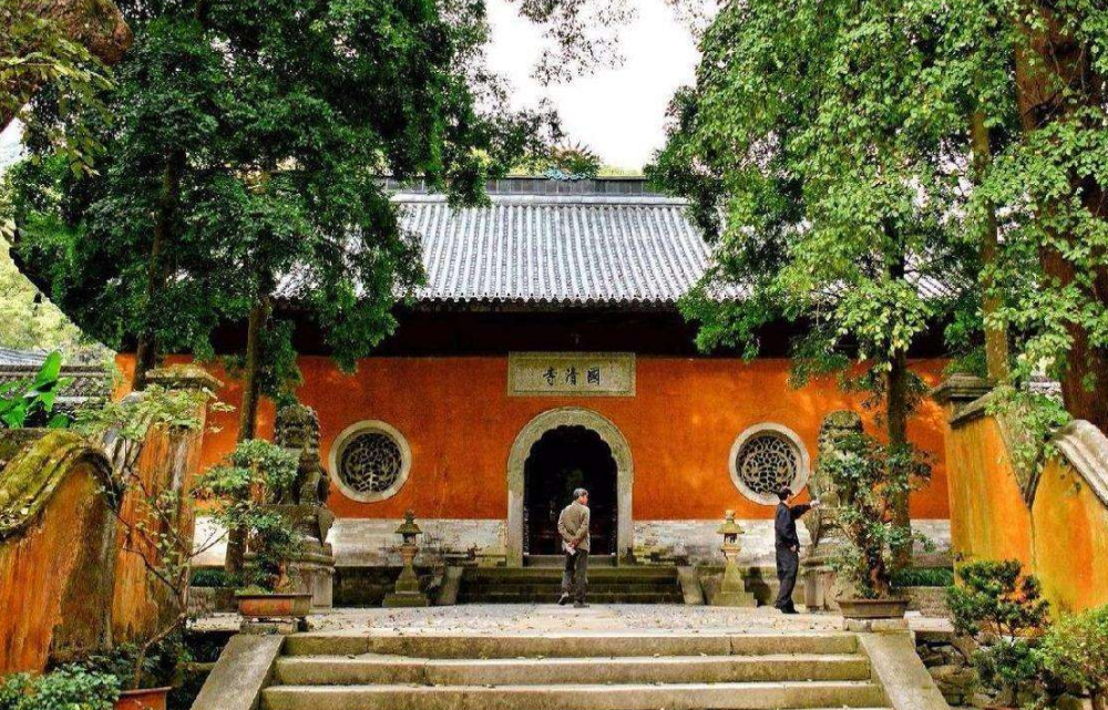 台州天台山的国清寺是一座已有1400多年历史的隋代古寺,堪称我国佛教