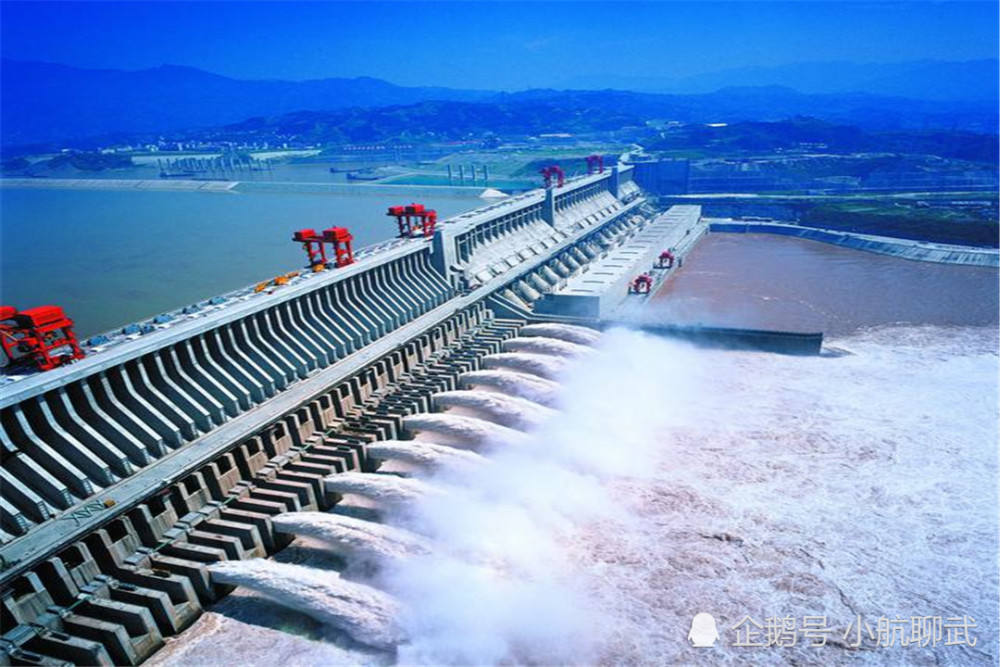 长江三峡大坝放水,直接让老外看懵了:实在太壮观!