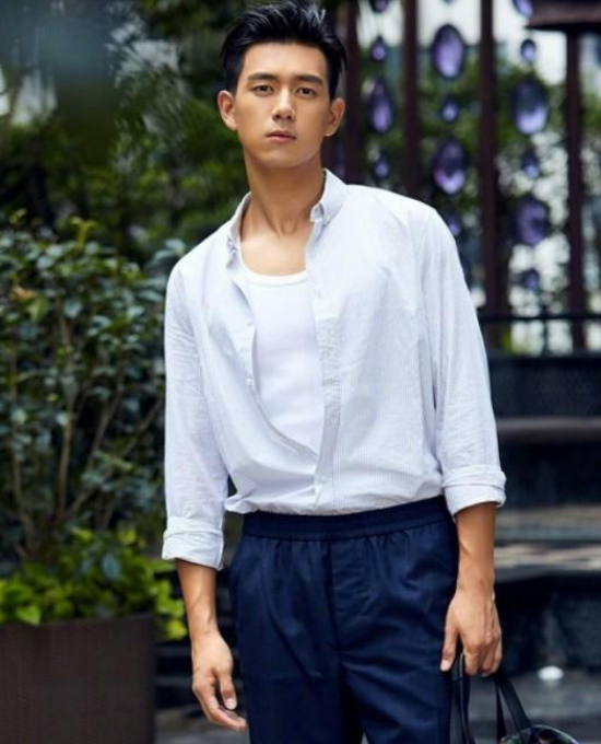 李现蓝色衬衫搭配西装裤,清爽短发更显阳光少年感