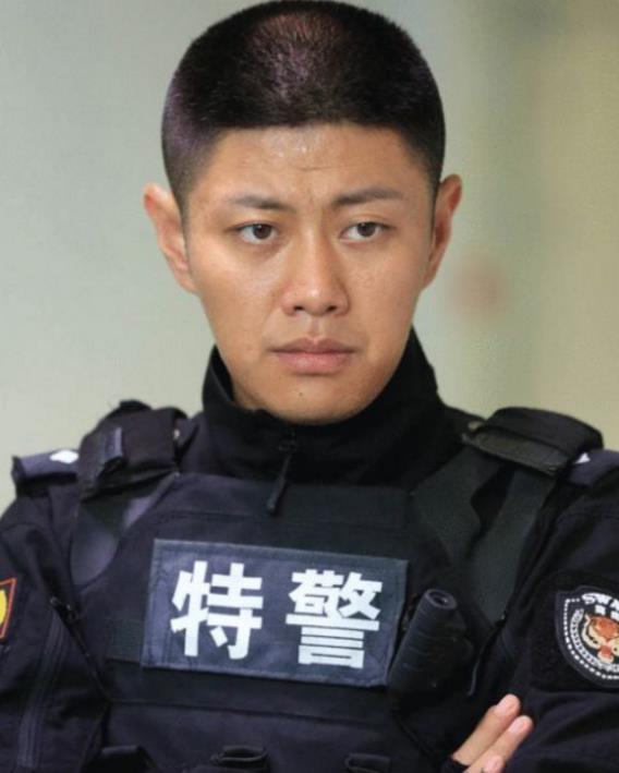 熟悉赵荀的人都知道,他在2016年参演《火线出击》时,因为危险系数