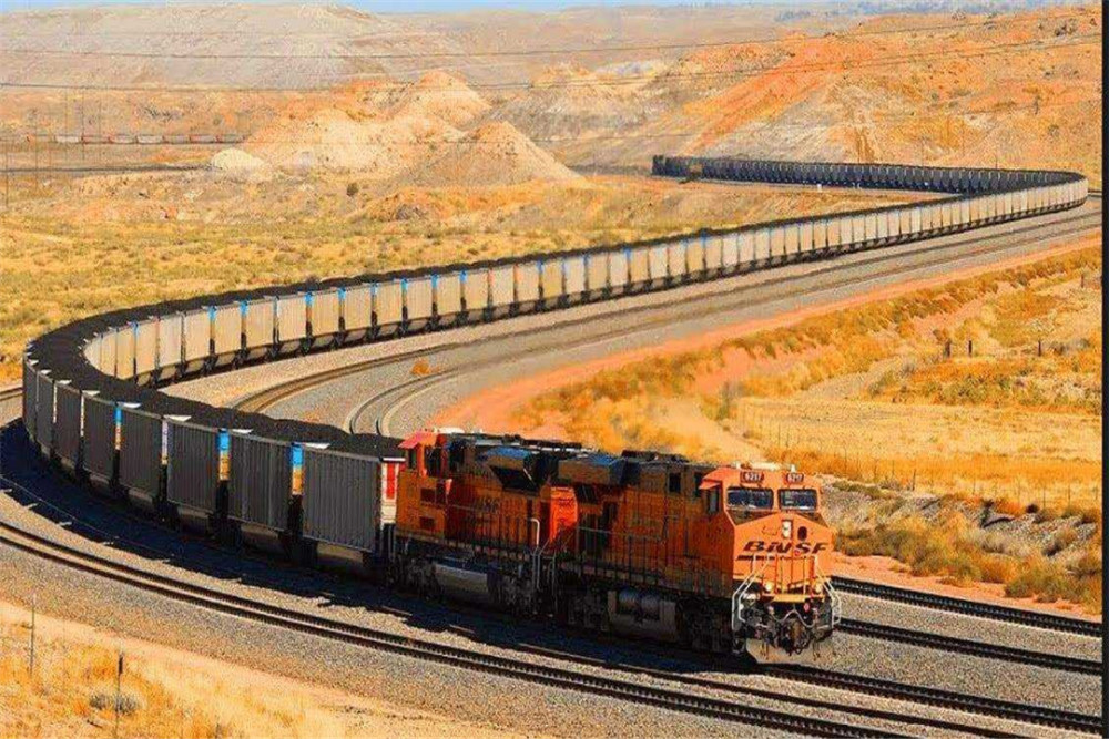 全球最长的火车,一次能拉82000吨石头,要8个火车头