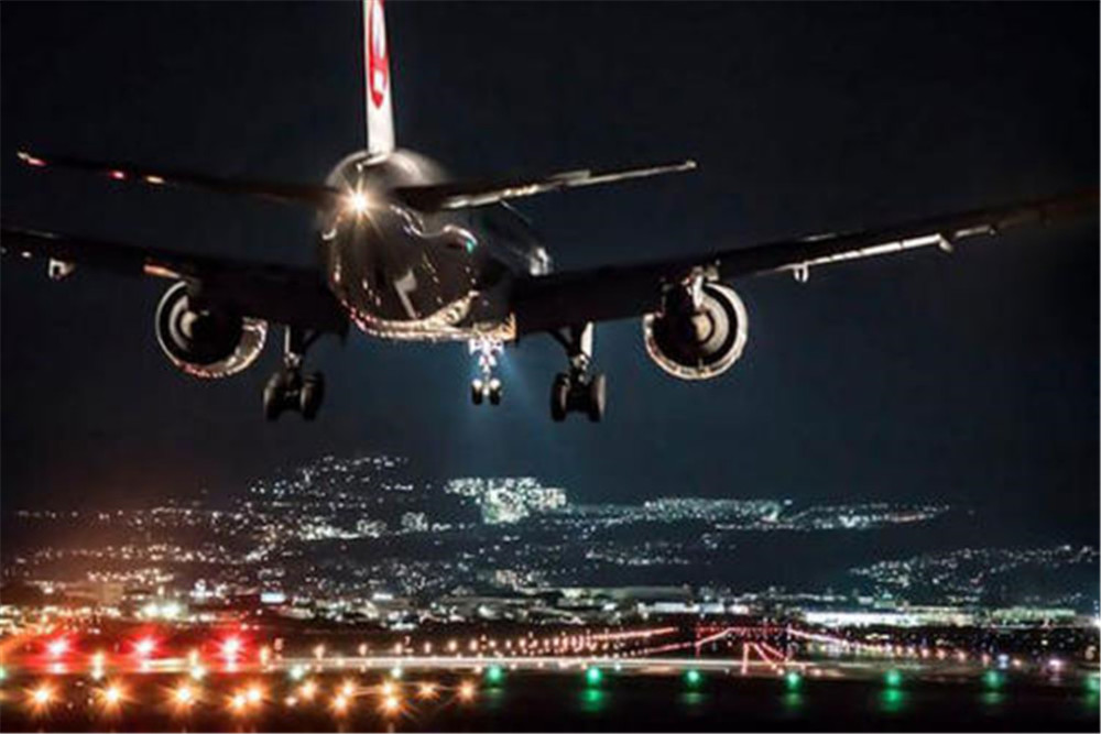 飞机夜间飞行为什么要开灯,作用是什么呢?