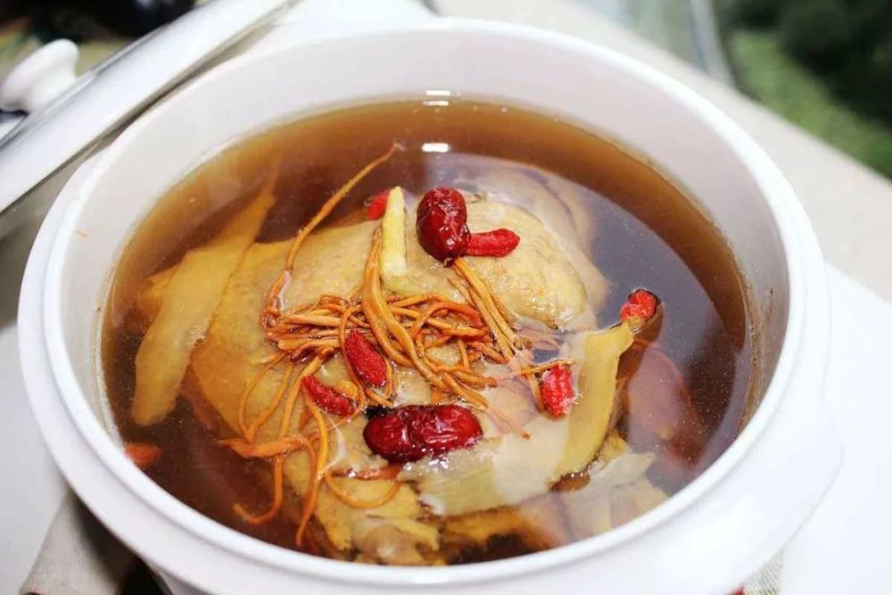 【功效】舒缓肌肉疲劳,防治腰痛 【材料】五指毛桃20克,鹿衔草10克