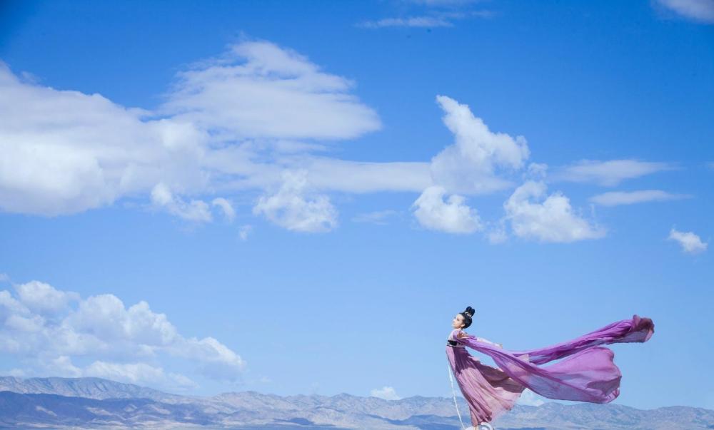 空谷幽兰的汉服女士,海滩上翩翩起舞