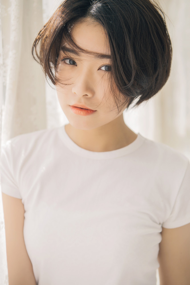 短发阳光可爱少女,居家温馨写真