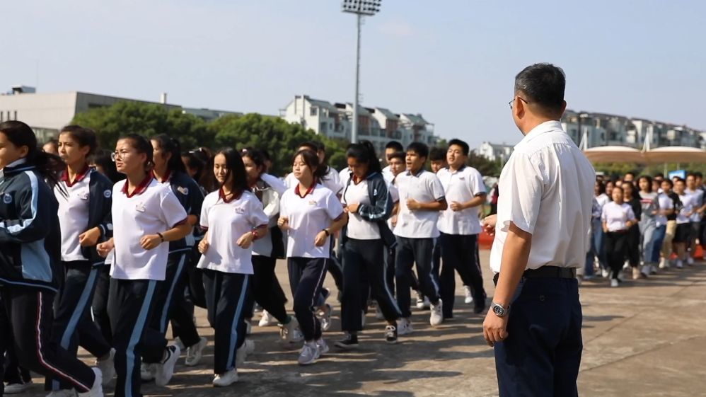 崇明中学的这位"吉爸爸",在学生眼里是万能的