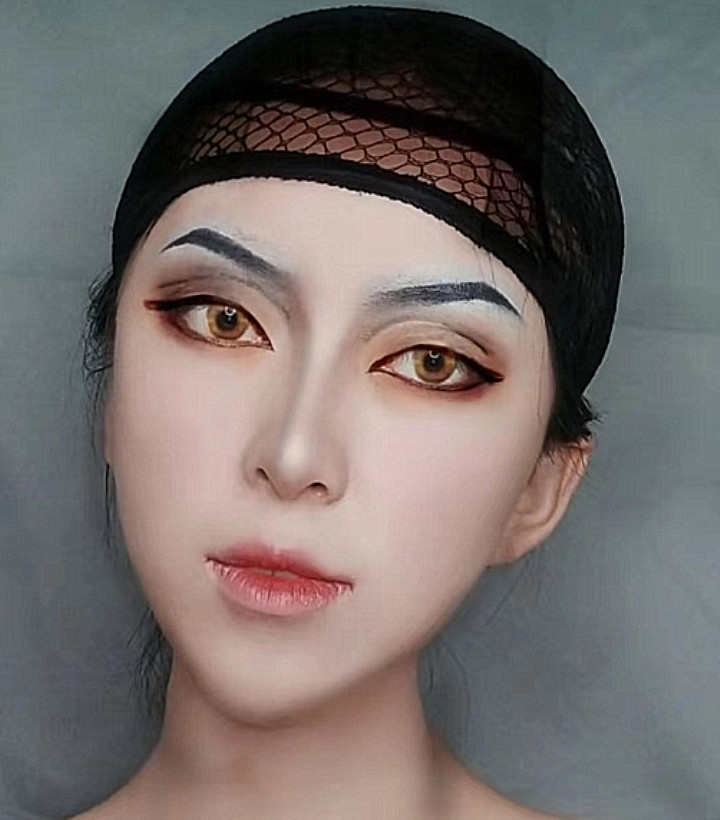 让人感觉她就像是一个魔鬼般的人物,这仿妆技术真的是无人能比!