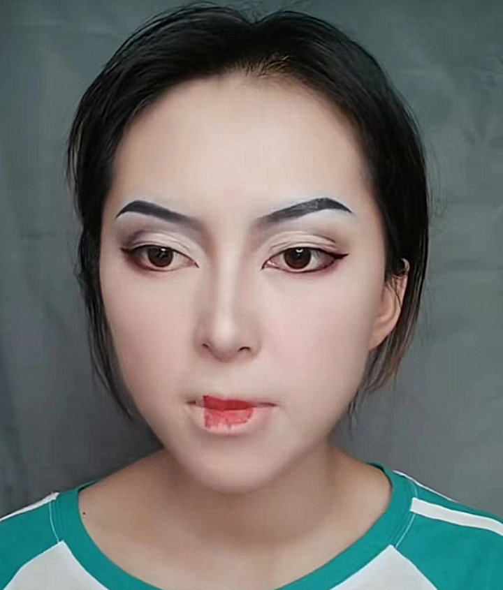 让人感觉她就像是一个魔鬼般的人物,这仿妆技术真的是无人能比!