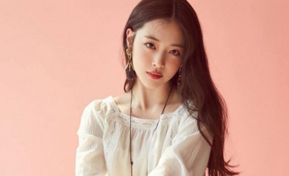 25岁韩国女星崔雪莉身亡:被发现在家上吊,绳子绑照明灯上