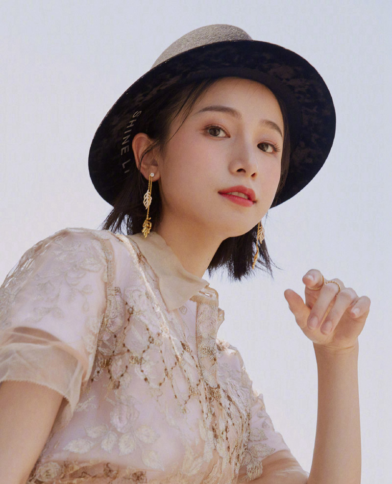 姜梓新清新温婉时尚美图,时尚不失活力