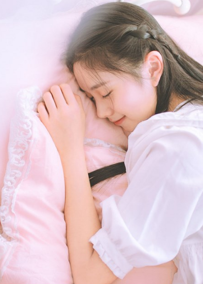 粉嫩麻花辫少女,低头浅笑唯美写真