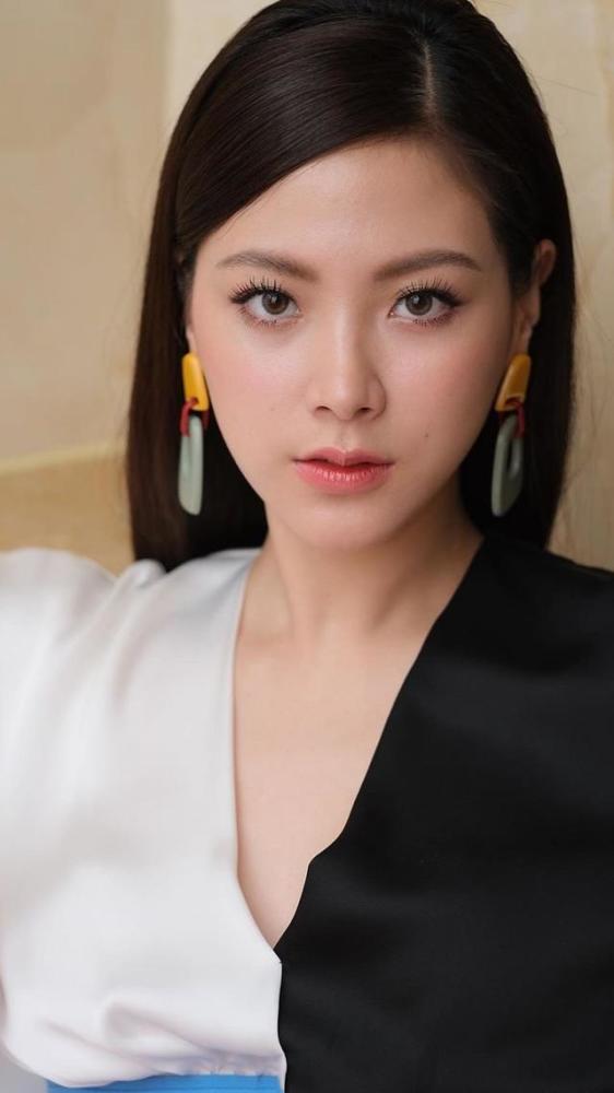 《初恋这件小事》小水,深v上衣搭配阔腿裤,美出新高度