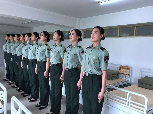 中国女兵宿舍对比美国女兵宿舍,真让人大开眼界!网友