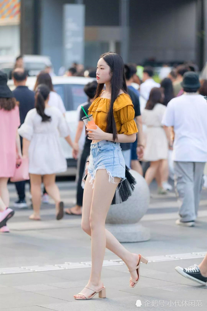 街拍美女,高颜值大长腿,都是对夏天最美好的回忆!