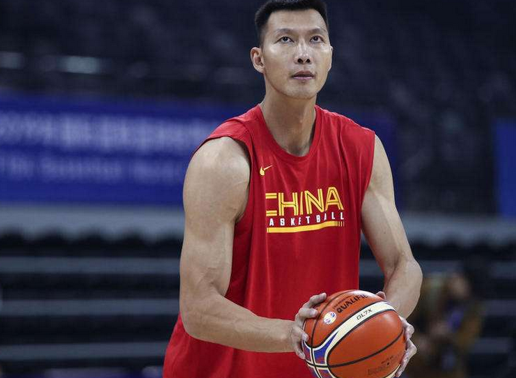 cba球员手臂肌肉线条"消失",肚子却很大,球迷:不像职业球员