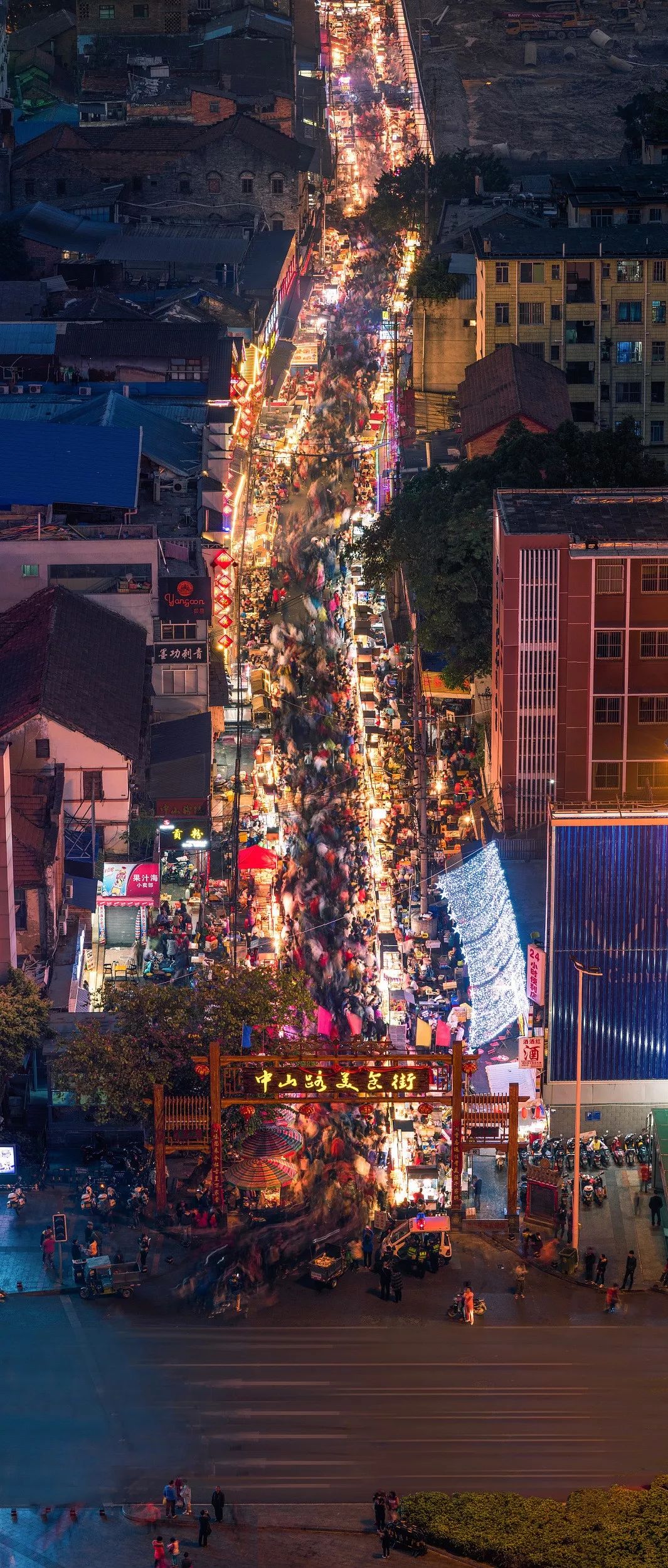 辣么长长长的广西南宁中山路美食街.图/视觉中国