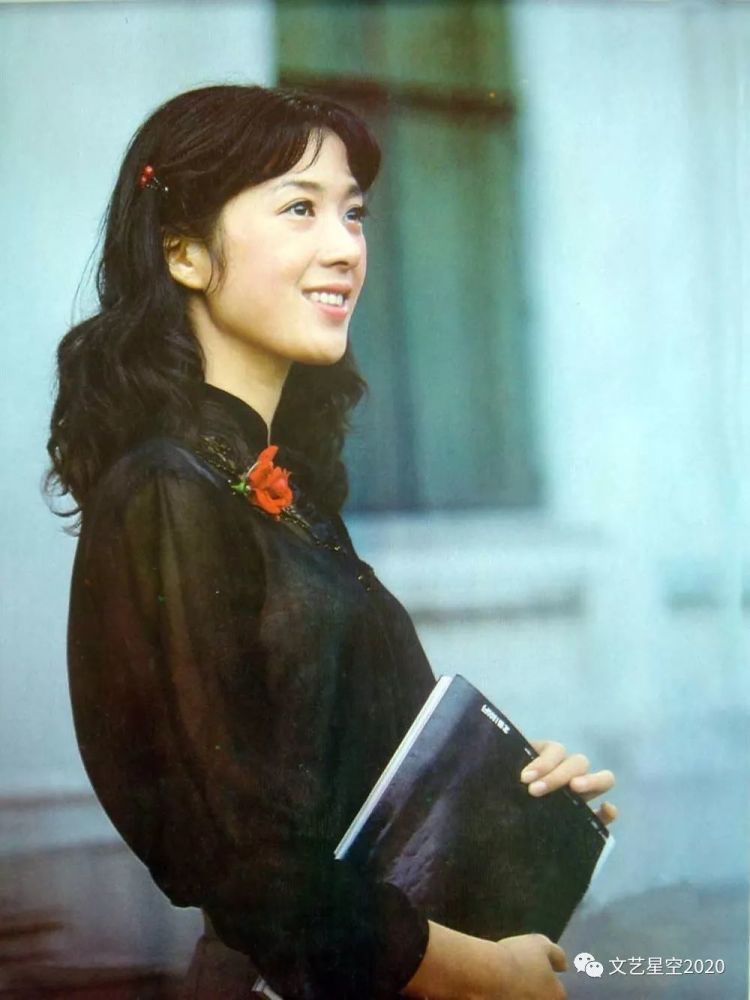 1970年中学毕业后到江西农村插队落户,1974年任总政治部话剧团演员.