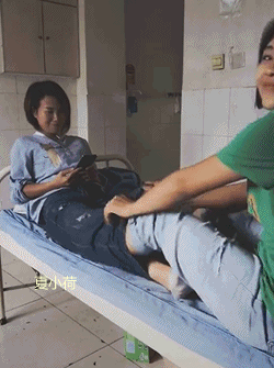 搞笑gif趣图:妹子你饭量这么好,你男朋友知道吗?