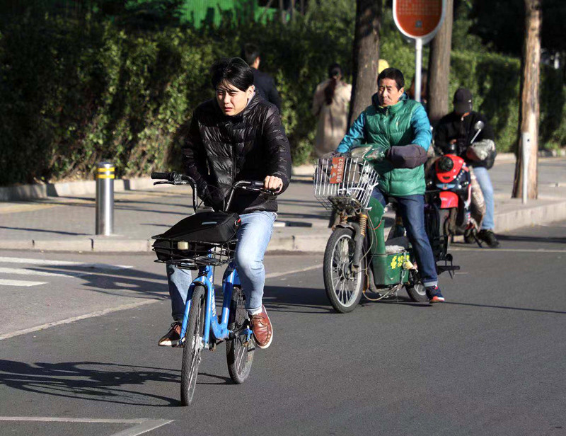 中关村东路,市民骑车出行.