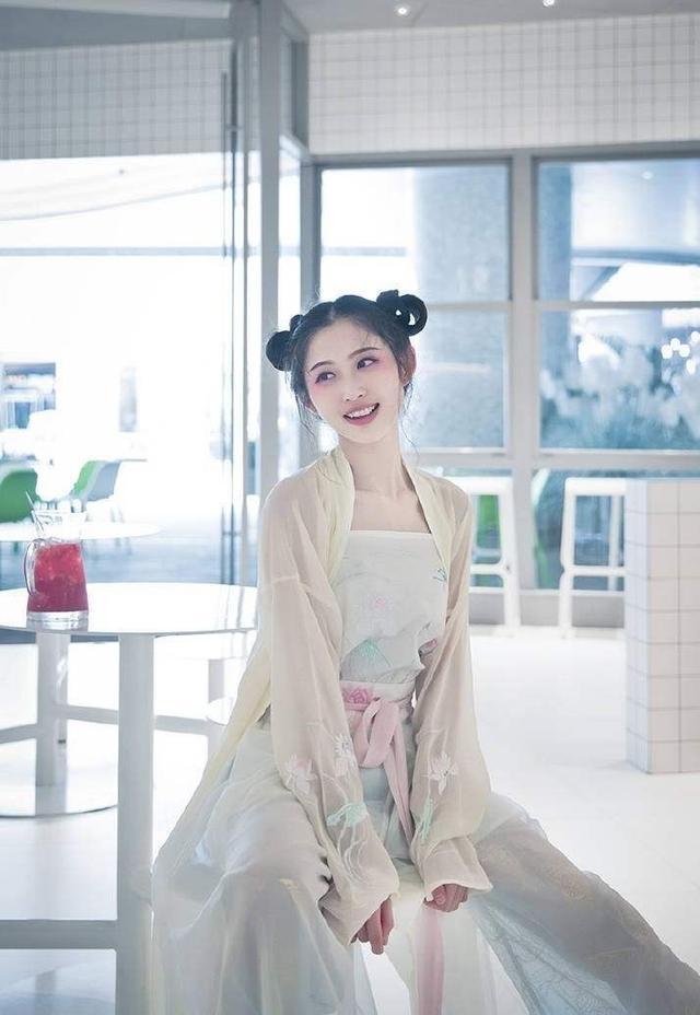 美女摄影:丸子头古风少女,真可爱