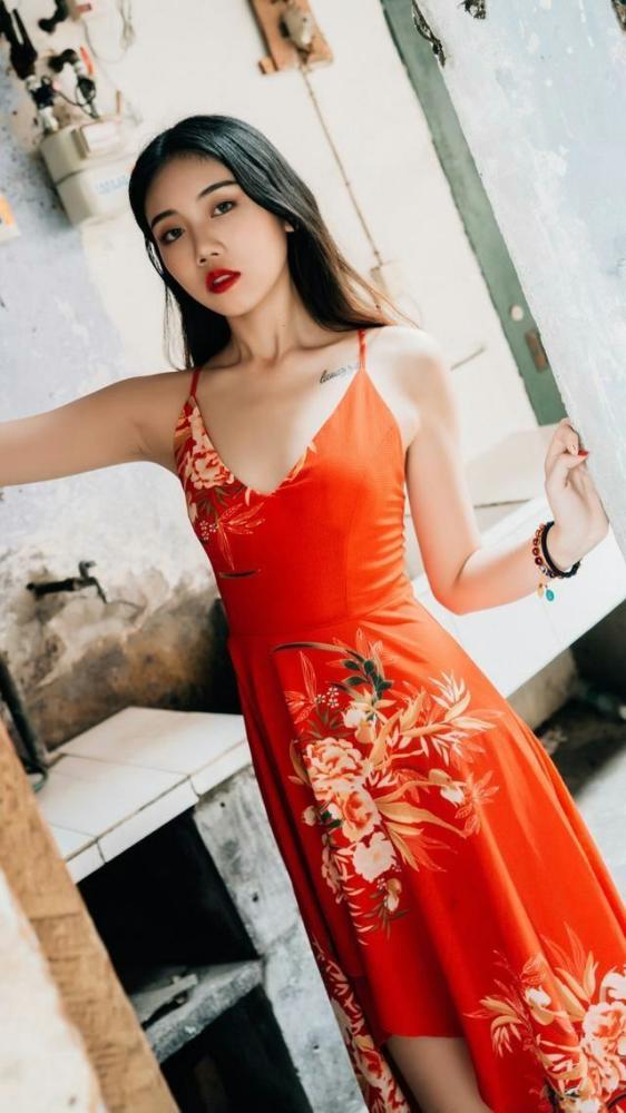 美女摄影:吊带红裙气质美女写真,真好看啊!