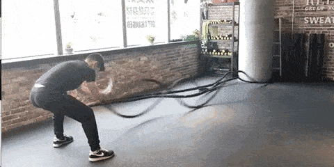 q:肩膀痛,多做甩肩运动有用吗?