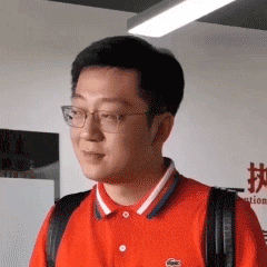 和酒肉朋友玩游戏玩输了 他会直接把那家游戏公司买了下来 在朱一旦的