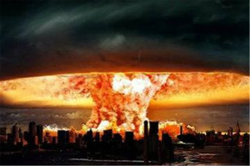 核弹爆炸的时候,万不能跳入水中,日本曾经有人躲在这躲过一劫