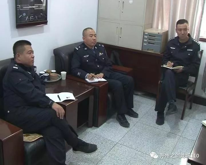 国庆节前夕,清徐县公安局东于派出所副所长武海流带队在辖区进行摸排