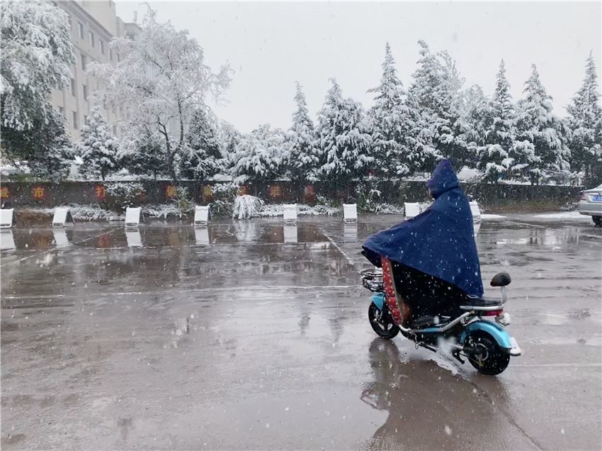 风雪虽急,总有人迎着风雪前行.