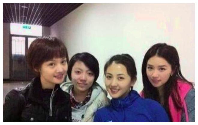 郑爽称刚进大学时很自卑,看到她的毕业照,网友:神仙班级啊!