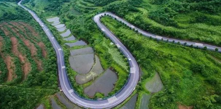 在农村修建水泥路,为什么依旧沿用弯弯曲曲的老路基,这个事情怎么理解