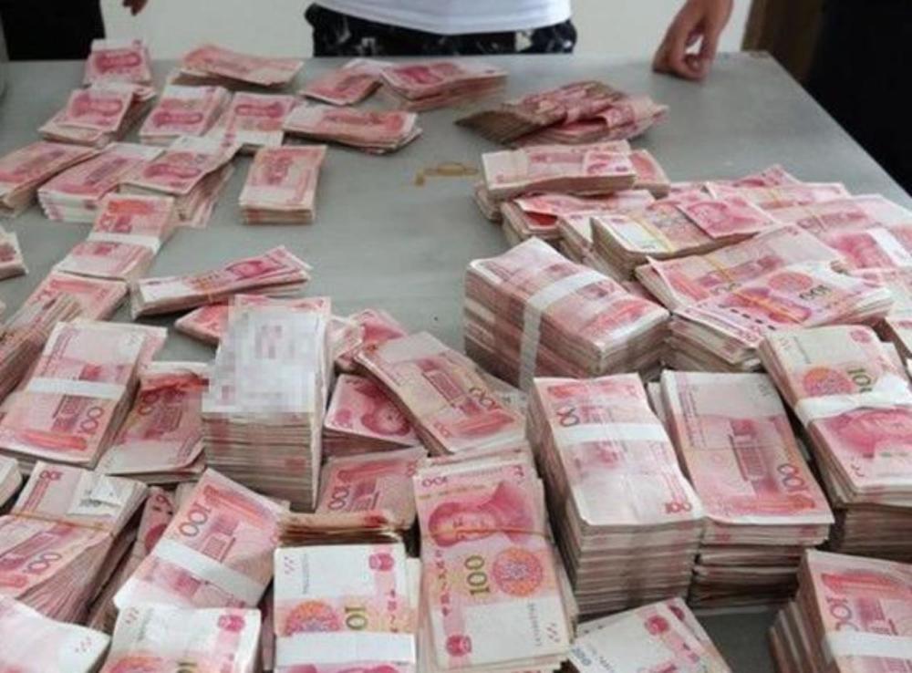 越南特有的奇怪现象,"成堆"人民币被摆路边,竟没人敢抢