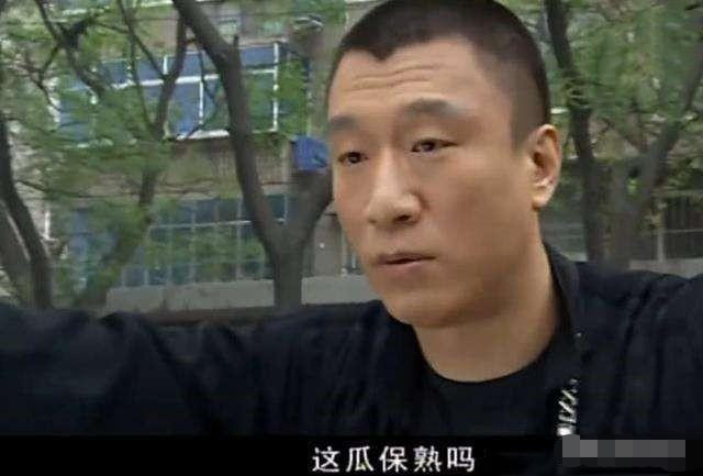 孙红雷照片被当宣传照挂西瓜摊,看清上面写的字,网友