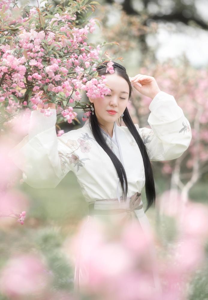 桃花树下拿着纸灯笼,天真烂漫