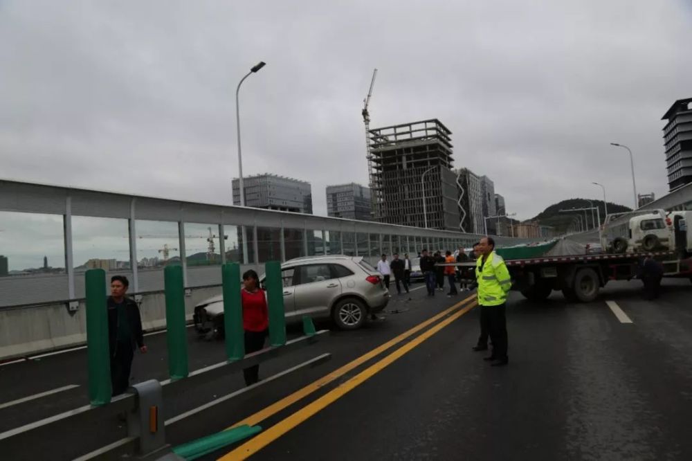 新蒲新区新城大酒店路段 高架桥上发生一起交通事故 有一人被困 新蒲