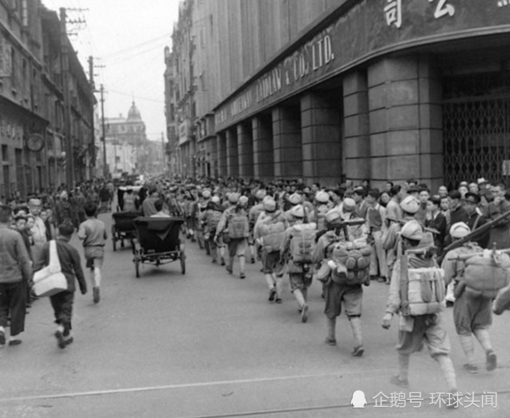 1949年解放前的大上海模样,到处戒备森严,大学门口建碉堡!