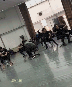 搞笑gif趣图体育生撩妹很疯狂医院给你备好空调房