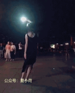 公园里偶遇一妹子,这是吃了炫迈了吧根本停不下来!