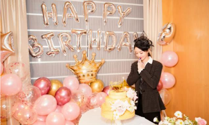 赵丽颖32岁生日现场照画面曝光,举止优雅魅力,双手合十许愿