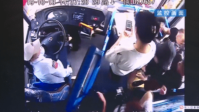 厦门公交女司机遭男乘客暴打!倒地不起!警方最新通报!