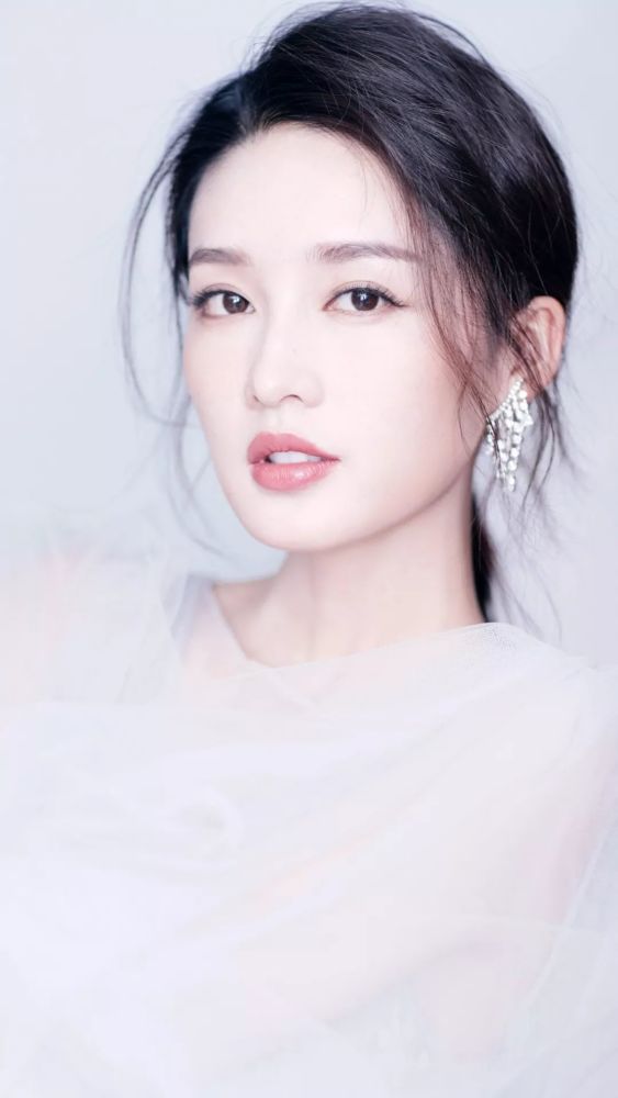 李沁时尚写真:这样温柔甜美的女子,真是好生爱慕!