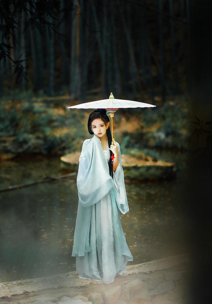 竹林间的古装少女,手持油纸伞