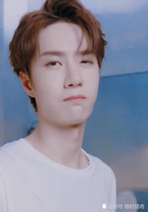 王一博生活照更新,刮胡子尽显男人味