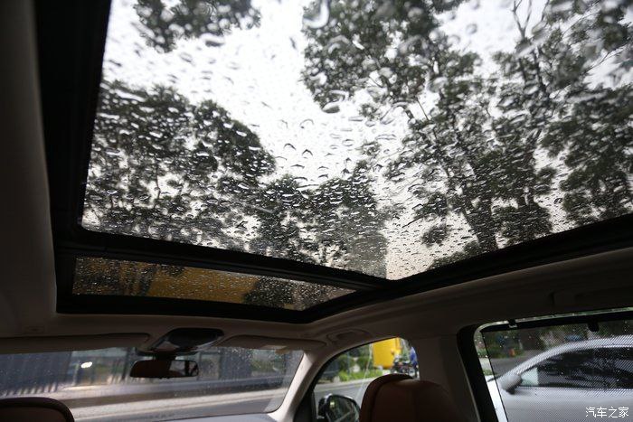 下雨了,打开遮阳布看看超满足的全景天窗.