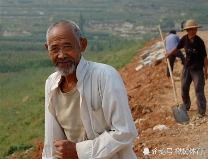 年龄大:种地的多数都是五六十岁的老农民,他们没有精力再去开农机.