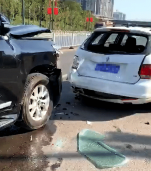 而被追尾的则是一辆白色的高尔夫旅行车.