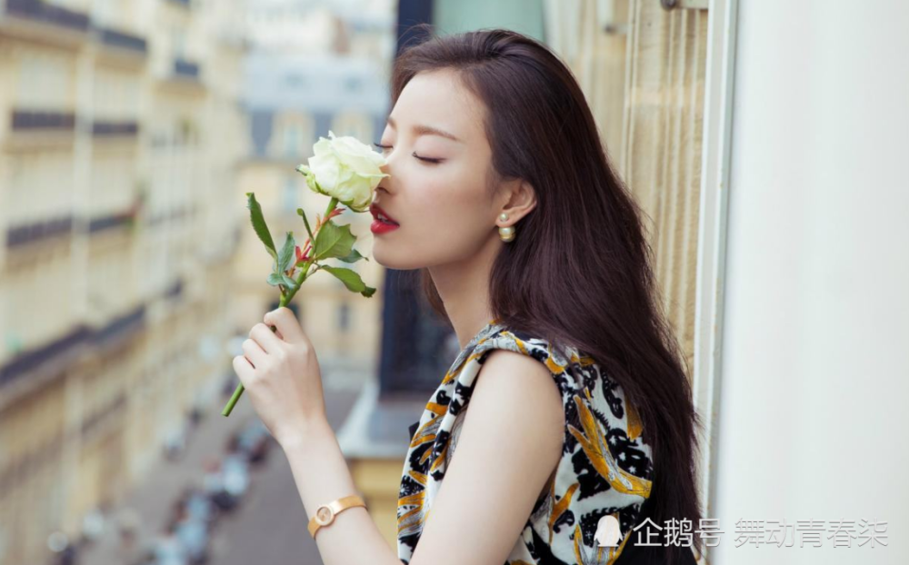 倪妮向海豚索吻,不料被吐了一脸"口水",最后一幕真的憋不住笑!