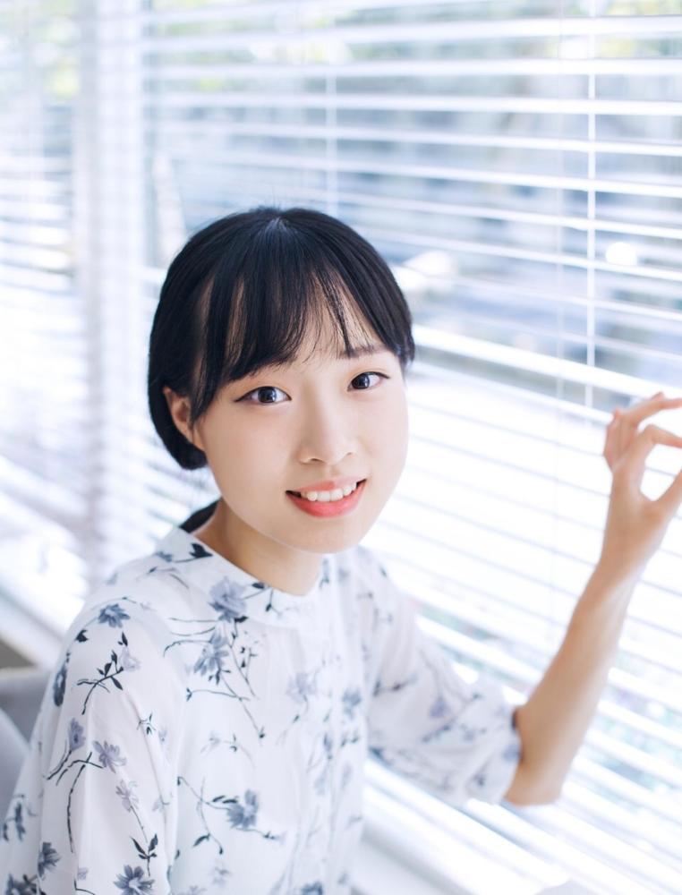 白色印花裙子的乖乖女,活泼可爱