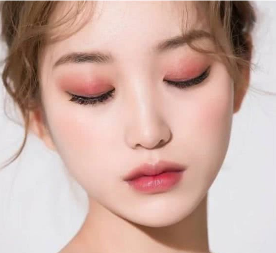的女生为了塑造成这样的唇形还会专门去整形呢,不过自然的才最好看,你